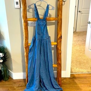 Cute flowy panted light weight Jean jumpsuit.